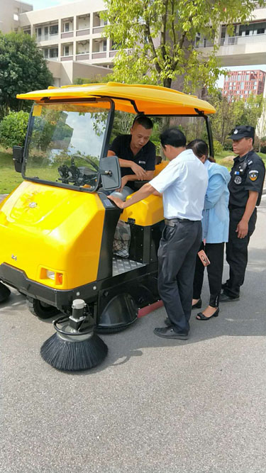 洗地機，掃地機，工業(yè)吸塵器，高壓清洗機，洗掃一體機，駕駛式洗地機，手推式洗地機，駕駛式掃地機，手推式掃地機，長沙亮點環(huán)保官網(wǎng)，商用吸塵器，長沙洗地機，長沙掃地機，長沙高壓清洗機，湖南工業(yè)吸塵器，湖南掃地機，湖南高壓清洗機，湖南工業(yè)吸塵器